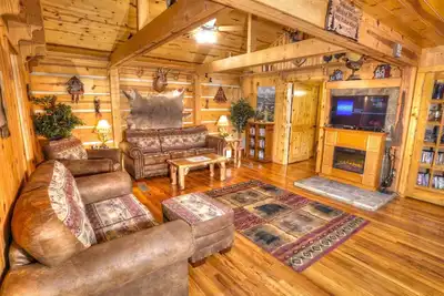Image de Beautiful Premier Cabin! ! ! 2 bedroom Newly Renovated Cabin With Hot Tub! ! !