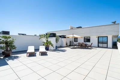 Image de Penthouse avec solarium privé et piscine face mer