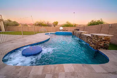 Image de 1 mile from Cardinals (State Farm) Stadium & Desert Diamond Arena