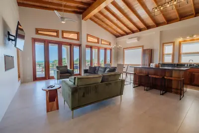 Image de Spacious beachfront retreat with a soaking tub - pool, canoes, dock, & grill