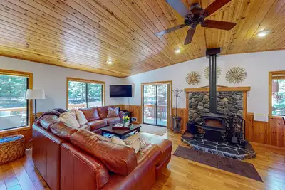 Image de Lovely mountain home with skiing, pool, hot tub, fast WiFi, & washer/dryer