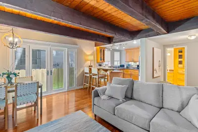 Image de Lovely two-story condo with beachfront access, ocean views & washer\/dryer