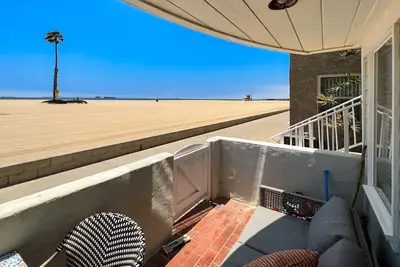 Image de Warming single-level beachfront condo home with full kitchen & patio
