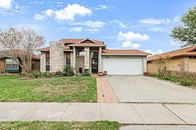 Image de Well-appointed home with a pool, children's items, fireplace, washer/dryer, & Ac