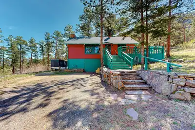 Image de Quaint and quiet mountain view home with gas fireplace, kitchenette, & patio