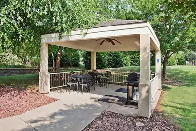 Image de Your Home Away From Home! Pet-friendly Unit w/ Kitchen! Near Webb Bridge Park!