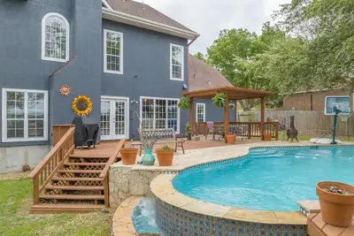 Image de Come enjoy our peaceful house oasis that features a backyard patio with a pool!