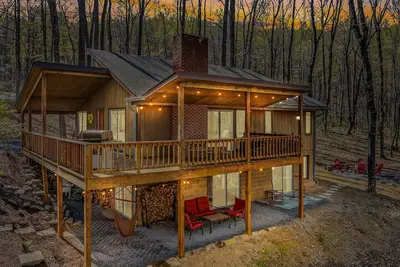 Image de Maple Haven-Escape room, treehouse loft, fire pit, pool access, game room, grill