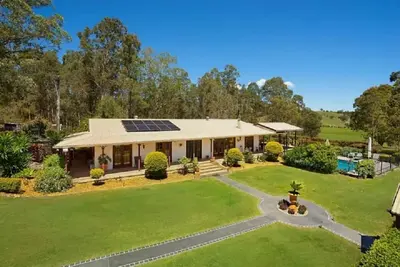 Image de Spacious 3-bedroom 2-bathroom country residence on 10 acres