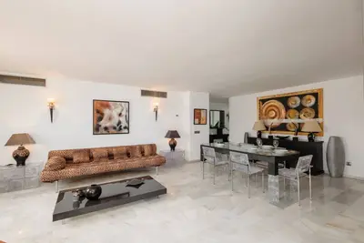 Image de Impressionnant penthouse avec vue sur la mer et parking privé à Puerto Banús