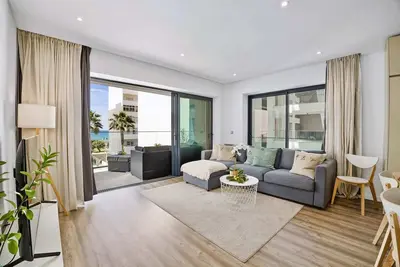 Image de Bright Modern Beachside Apartment w/Pool & Seaview