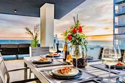 Luxurious Beachside Apartment w/ Pool & Seaview