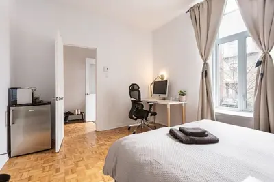 Image de Spacious room in heart of downtown (2 min from the subway)