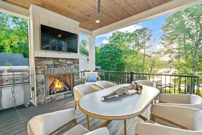 Image de You Take the Helm on this yacht on land at The Captains Quarters on Lake Oconee.