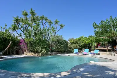 Image de Ecrin de verdure au Cap Brun (Toulon, Var) Villa piscine balnéo proches plages.