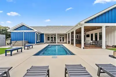 Image de Large Lux Home, Private Pool, Spa, Backyard, 6 Bdrms, Beach, Wharf, Owa 15 Mins Away,