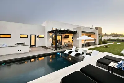 Image de Modern Dream Home Heated Pool Hot Tub 6br 9 Beds