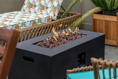 Image de 20 minutes to Sf, One block to the beach, fire pit on expansive deck