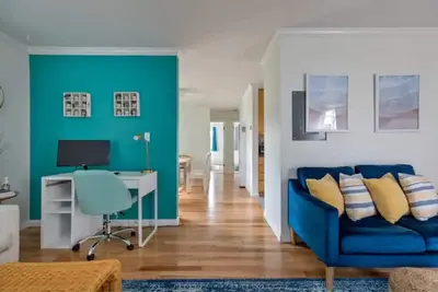 Image de Game room, hot tub, 20 min to Sf, beach 1 block away