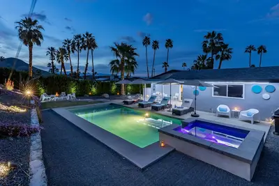 Image de Top of the Cove - Fun Retro Vibe & Stunning Pool!