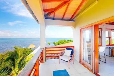 Image de Panoramic loft with beach, pool, canoe, dock, & grill access - scenic balcony