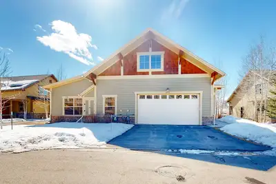Image de Stunning dog-friendly home with mountain view, fireplace, kitchen, patio, & W/D