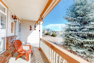 Image de Spacious dog-friendly home with huge fenced yard, grill, & W/D - great location