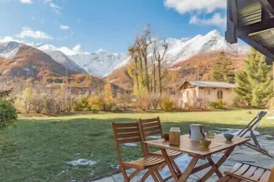 Image de Cocon avec jardin et belle vue sur la montagne