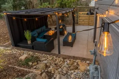 Image de Cozy 4Bd Bungalow w/ Private Backyard Lounge and Game Room Mins to Downtown