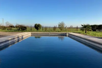 Image de Grande maison avec piscine à la campagne