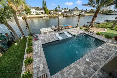 Image de Waterfront home w\/ direct gulf access + pool + hot tub + activites!
