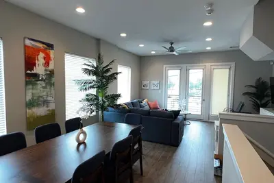 Image de East Downtown Comfort Townhome - \"Great World Cup 26 Fan Fest Location\"