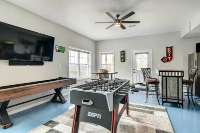 Hot Tub + Game Room! Secluded Branson Escape