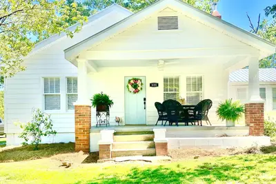 Image de Sweet Tea Cottage. 11 miles to Helen and 2 Miles to Downtown Clarkesville.