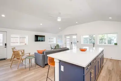 Image de Modern 3\/2 (two kings), hot tub, fire pit, 16min to wine trail, nearby Picklebal