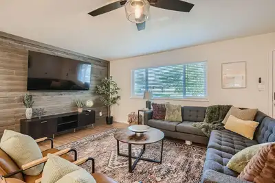 Image de 5 Bd & 3 Ba - Hot Tub, Game Room, Fire Pit, Fenced Yard - Denver & Boulder