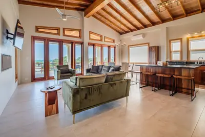 Image de Tropical retreat with a pool, dock, bikes, canoes, balconies, and 360 views