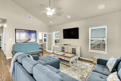 Image de Spacious gulf view home on north beach with enclosed yard & balconies