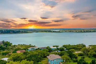 Image de 4/3, Pool, Lake Views, private hot tub