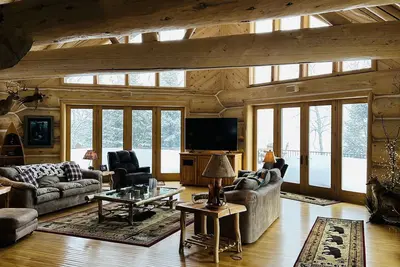 Image de Total privacy, private beach, one of a kind full log home