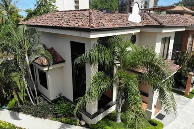 Image de Casa Macaw, Beachfront, 4 bedroom house gated secure with pool
