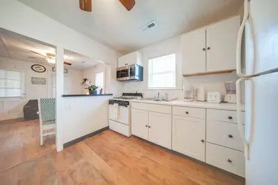 Image de Charming Cottage w\/ Yard < 1 Mi to Lake Erie!