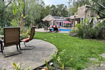 Image de Gated, mid-century modern home feels like Hawaii -designed for entertaining/fun.