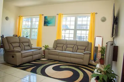 Image de El ParaĂso @ The Westbury •Cozy 2br Apt in New Kingston