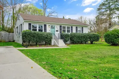 Image de Cozy 3 Bedroom Cottage with Huge Fenced-In Yard