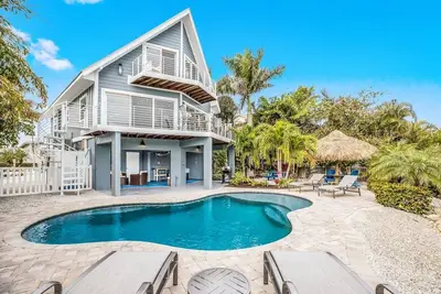 Image de Soulshine: Dog Friendly! Pool, On a Canal with Dock by Anna Maria Life Vacation Rentals