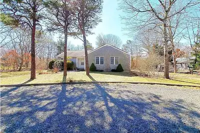 Image de Immaculate Cape Cod Home. Bay beaches 0. 9mi, National Seashore 1. 9mi.