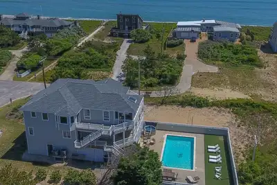 Image de Enjoy superb ocean views & great beach access from this 4, 000 plus sqft. stunning home!