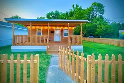 Image de Colonial Beach Cottage, 7 minutes walk to beach!