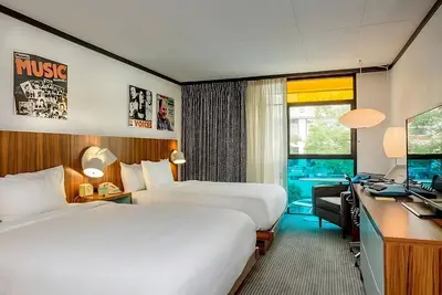 Image de 2 Pool View Units, 5-minute walk to Back Bay Fens! Valet Parking, Pool, Garden!
